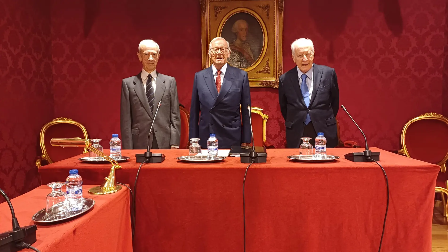 De izquierda a derecha: el autor del libro, Rafael Navarro-Valls (vicepresidente RAJYL) y Ramón Trillo (ex presidente de la Sala de lo Contencioso Administrativo del Tribunal Supremo)