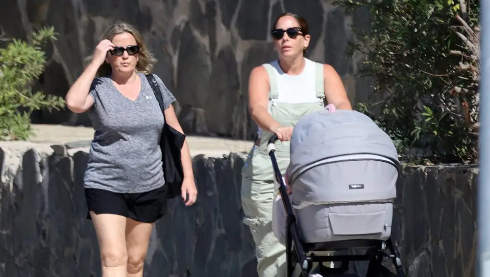 Anabel Pantoja y su suegra disfrutan de un paseo con la pequeña Alma