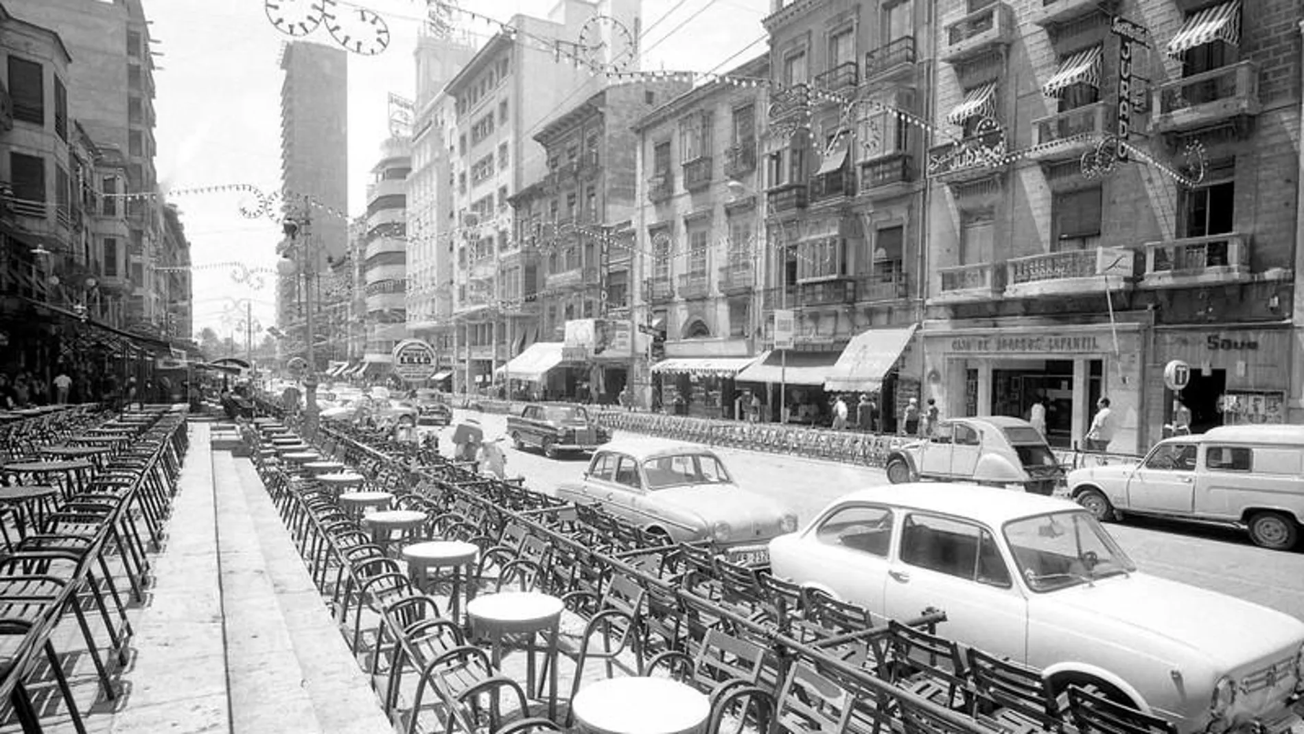 Imagen de la Rambla de Méndez Núñez en la que aparece el cine Avenida