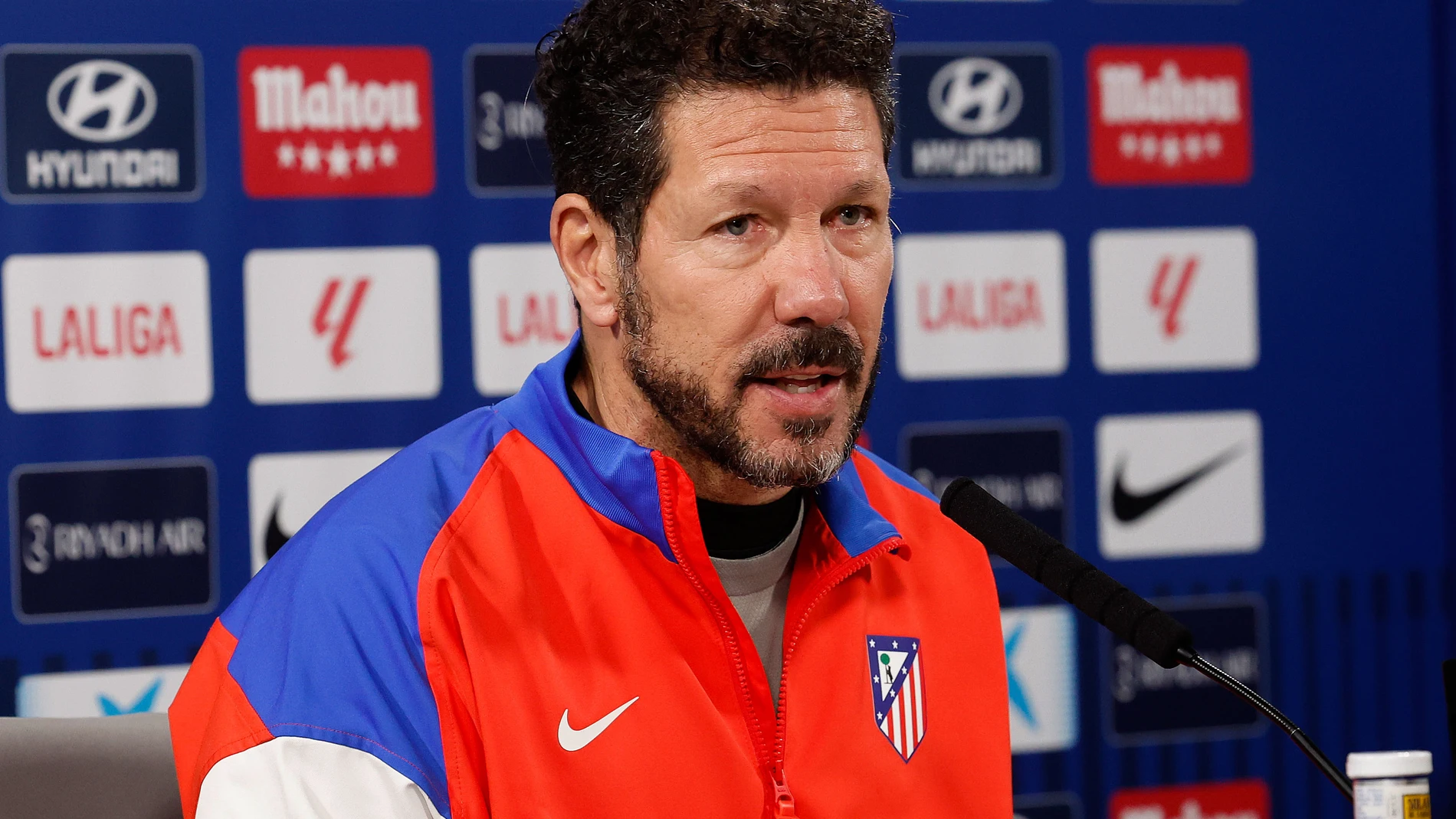 MADRID, 07/02/2025.- El entrenador argentino del Atlético de Madrid, Diego Simeone, ofrece una rueda de prensa posterior al entrenamiento del equipo en la ciudad deportiva en Majadahonda, en la víspera del partido liguero contra el Real Madrid. EFE/J. P. Gandul