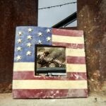 Integrantes del ejercito de Estados Unidos refuerzan un muro con alambre de púas este jueves, en la frontera con la ciudad de Tijuana, en Baja California (México). Elementos del Ejército de Estados Unidos comenzaron a reforzar el muro fronterizo en la frontera entre San Diego y la ciudad mexicana de Tijuana, en la zona aledaña al puerto internacional de San Ysidro. 