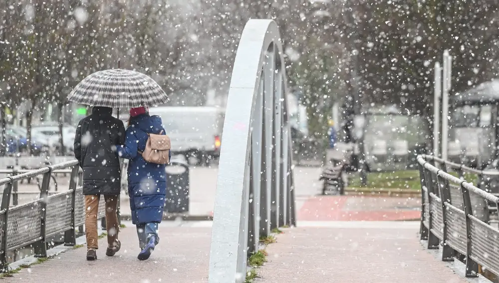 La nieve dificulta el tráfico en carreteras de Burgos y deja una capa blanca en la capital