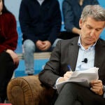 Feijóo aborda el problema de la vivienda con asociaciones juveniles