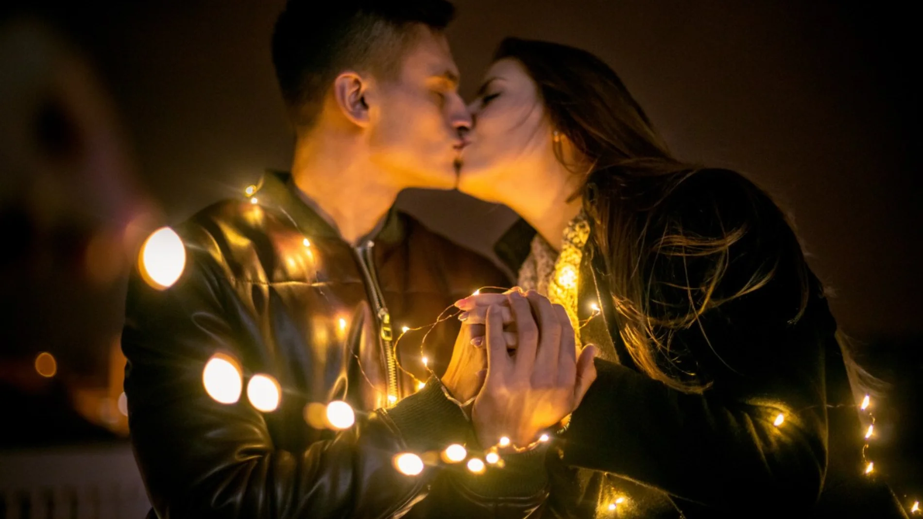 Fotografía de banco de imágenes sobre una pareja queriéndose