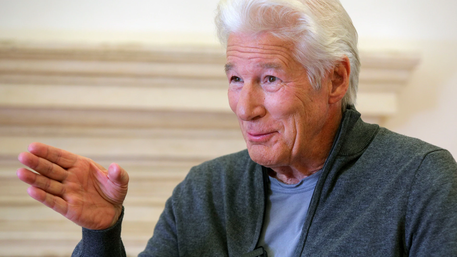 GRANADA, 07/02/2025.- El actor estadounidense Richard Gere, durante la entrevista que concedió a EFE antes de comparecer ante los medios en el Palacio de Carlos V de la Alhambra de Granada, donde este sábado recibirá el Goya Internacional del cine español. EFE/Pepe Torres