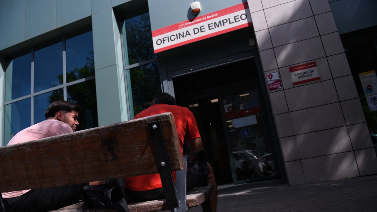 Cuándo se cobra el paro en octubre: días de pago en Caixabank, Santander, BBVA