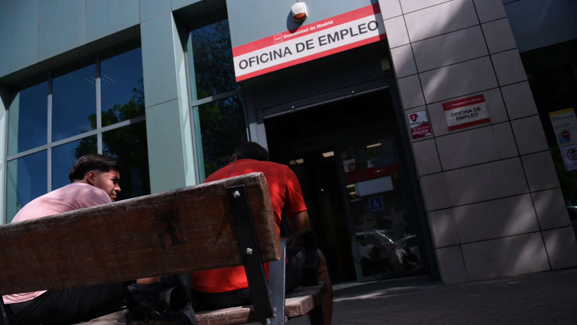 Fachada de una oficina del SEPE, en Madrid (España)