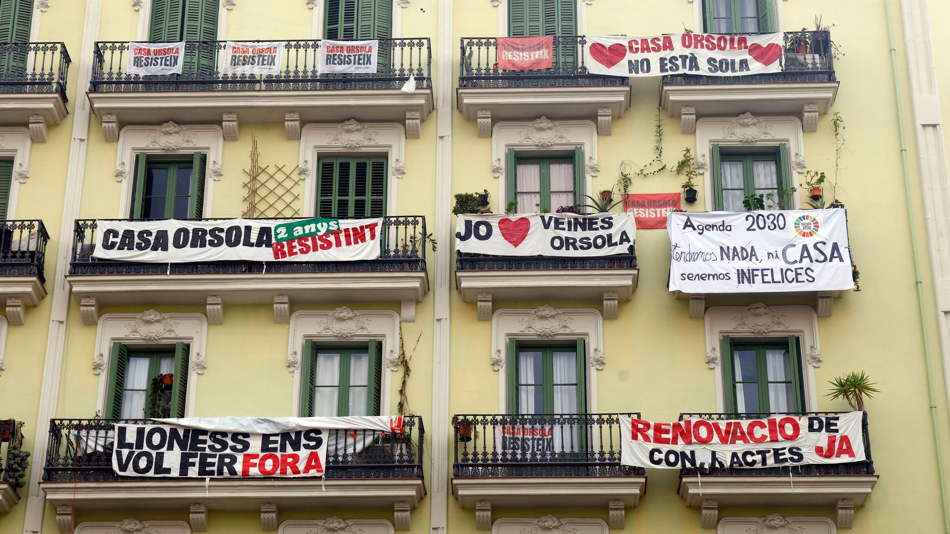 -FOTODELDÍA- . BARCELONA, 07/02/2025.- Vista d la fachada de la Casa Orsola, este viernes, después del anuncio de que el Ayuntamiento de Barcelona y la entidad del Tercer Sector Hàbitat3 hayan llegado a un acuerdo para comprar, a través de una fórmula social colaborativa, la Casa Orsola de la capital catalana, convertida en símbolo contra la especulación, y de que el alcalde Barcelona, Jaume Collboni, asegure que no habrá desahucios tras la compra. EFE/Quique García