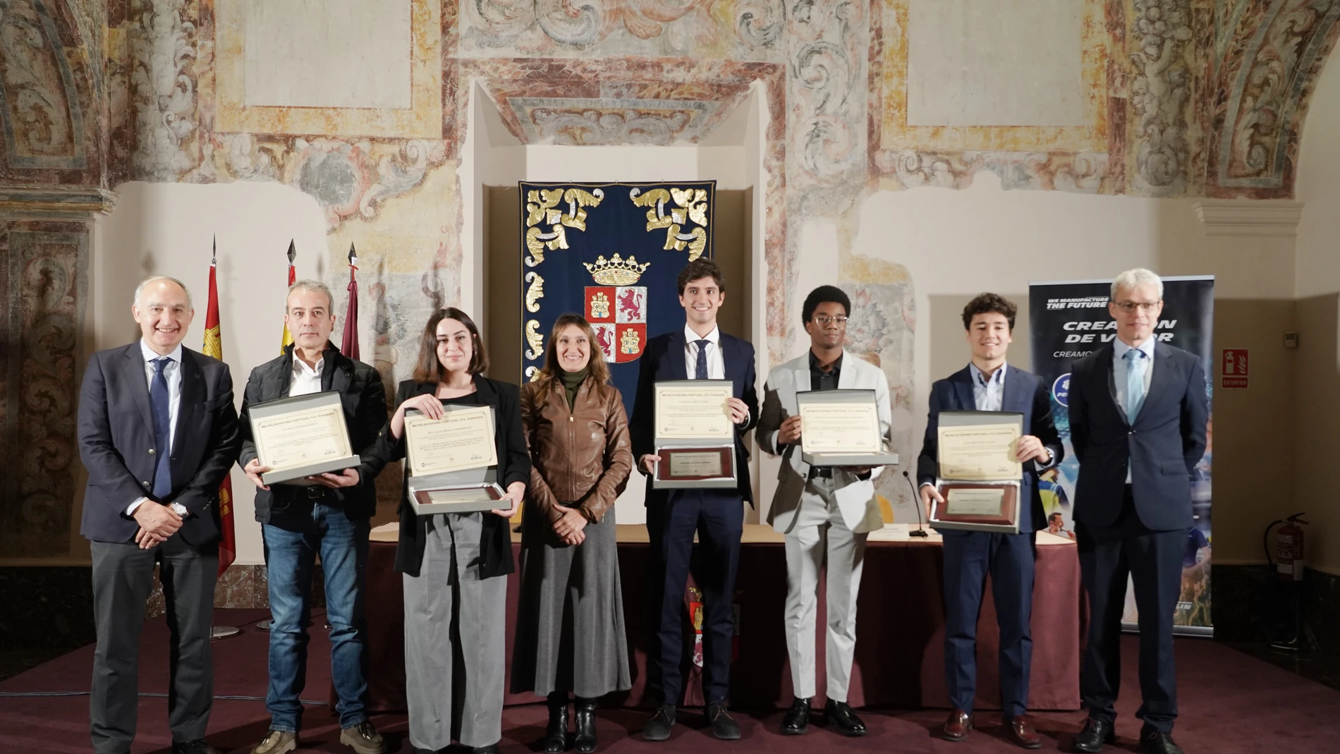 La consejera de Educación, Rocío Lucas, el rector de la UVa, Antonio Largo, y el director de la fábrica de Michelín en Valladolid y de Michelin España-Portugal, Bruno Arias, durante la entrega de los XXII Premios Michelin a los mejores trabajos fin de estudios de la Escuela de Ingenierías Industriales de la Universidad de Valladolid (UVa)