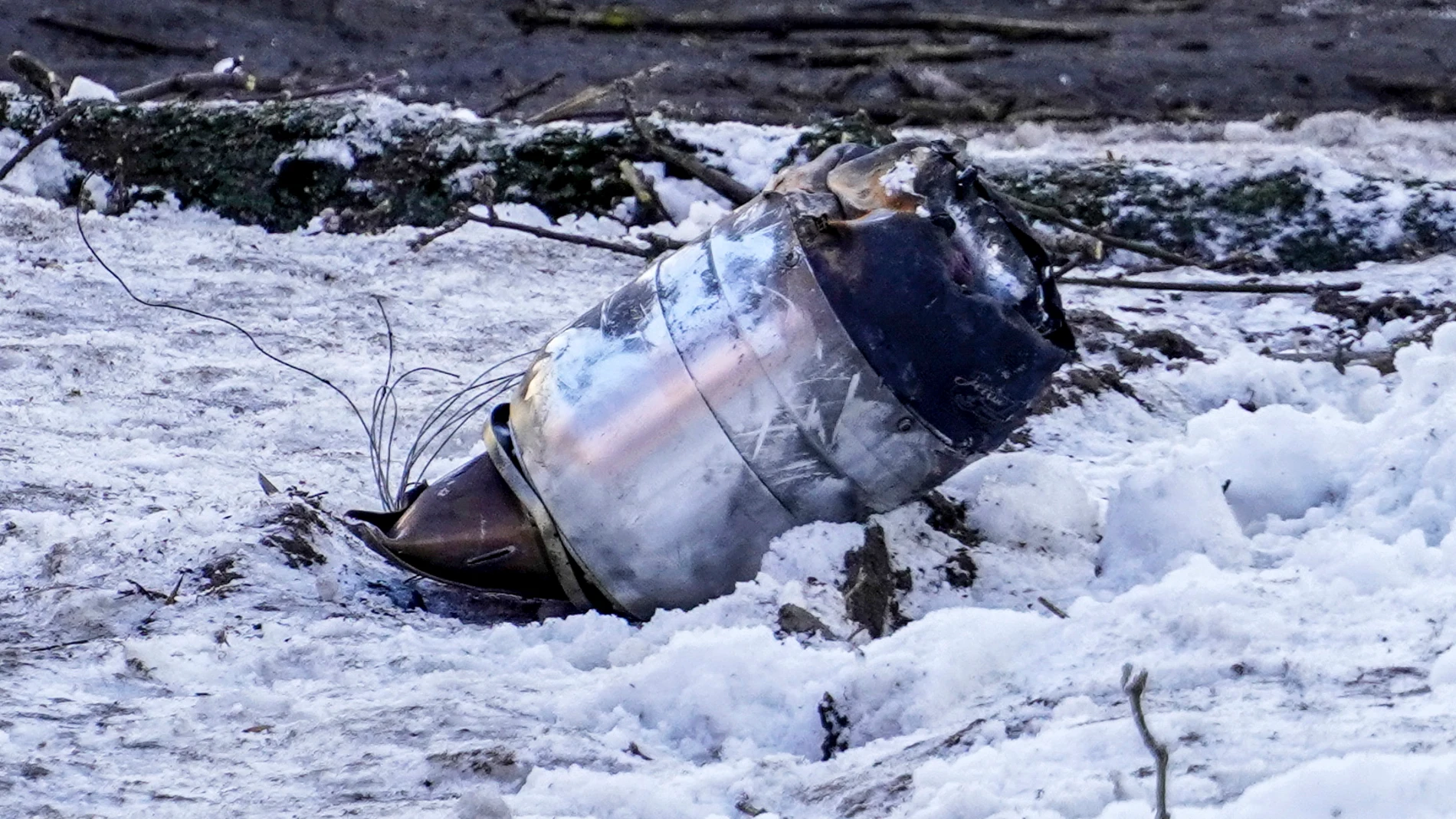 ROSTOV-ON-DON (Russian Federation), 08/02/2025.- A part of a Ukrainian drone lies on the yard of a residential building in Rostov-on-Don, Russia, 08 February 2025. Acting Governor Yuri Slyusar reported that an attack by Ukrainian drones on Rostov damaged 14 apartment buildings. According to the Russian Defense Ministry, the Russian military shot down 36 Ukrainian drones over the Rostov, Volgograd, and Belgorod regions and over the Krasnodar Territory. (Rusia, Ucrania, Volgogrado) EFE/EPA/STRI...
