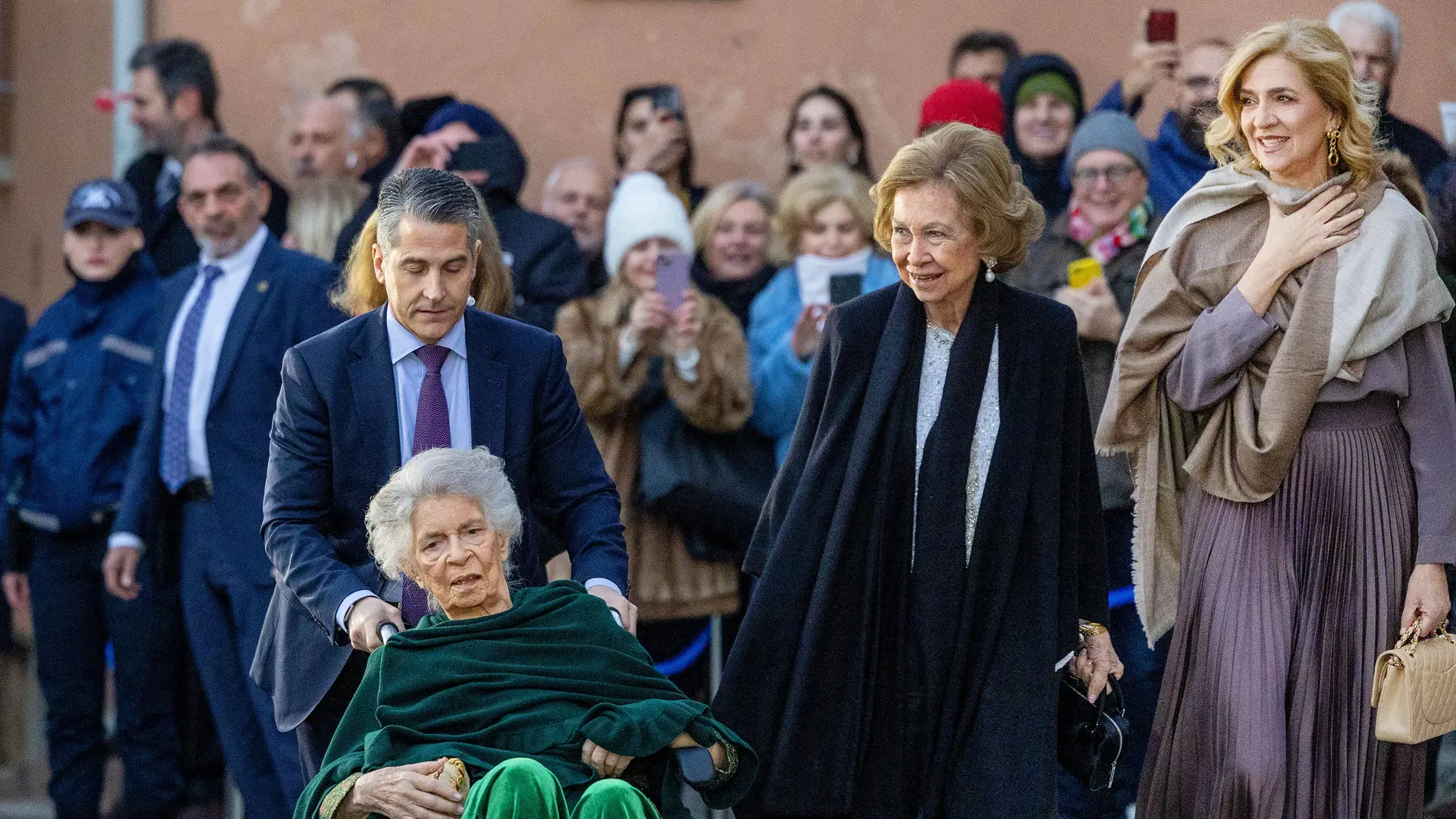 La Reina Sofía y la Infanta Cristina en la boda de Nicolás de Grecia y Chrysi Vardinogiannis.