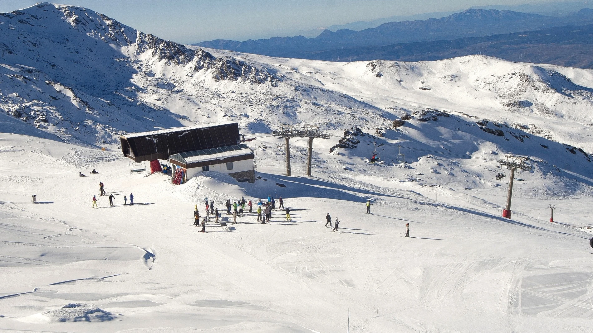 (Foto de ARCHIVO) Estación de esquí de Sierra Nevada REMITIDA / HANDOUT por JUAN MIGUEL ALCALA Fotografía remitida a medios de comunicación exclusivamente para ilustrar la noticia a la que hace referencia la imagen, y citando la procedencia de la imagen en la firma 02/12/2014