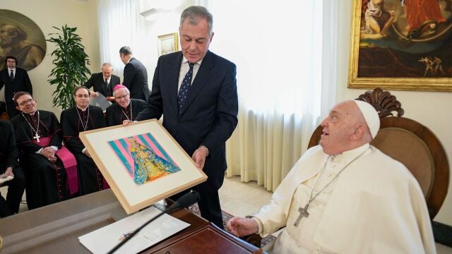 José Luis Sanz hace entrega al Papa de un cuadro de la Virgen de los Reyes