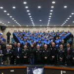 Foto de familia de Irene Cortés con los aspirantes a policías locales y mandos