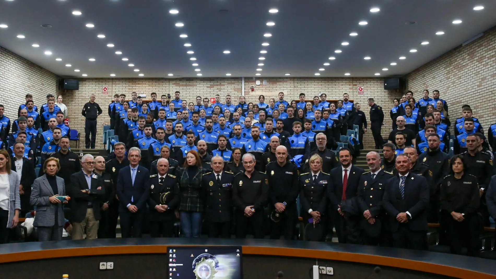Foto de familia de Irene Cortés con los aspirantes a policías locales y mandos