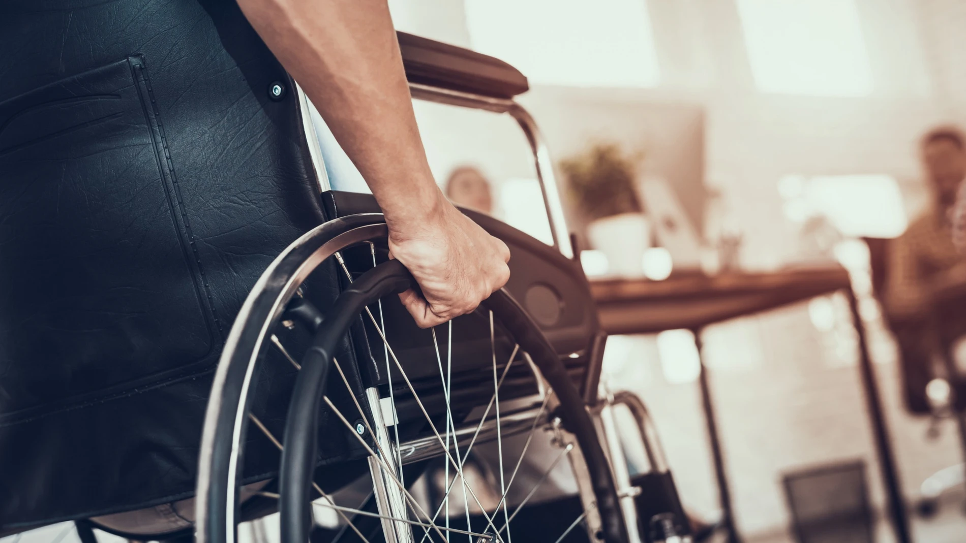 Persona en silla de ruedas