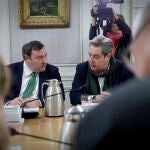 El síndic de Vox, José María Llanos, a la derecha