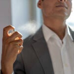 Este es el significado de perfumarse todos los días según la psicología
