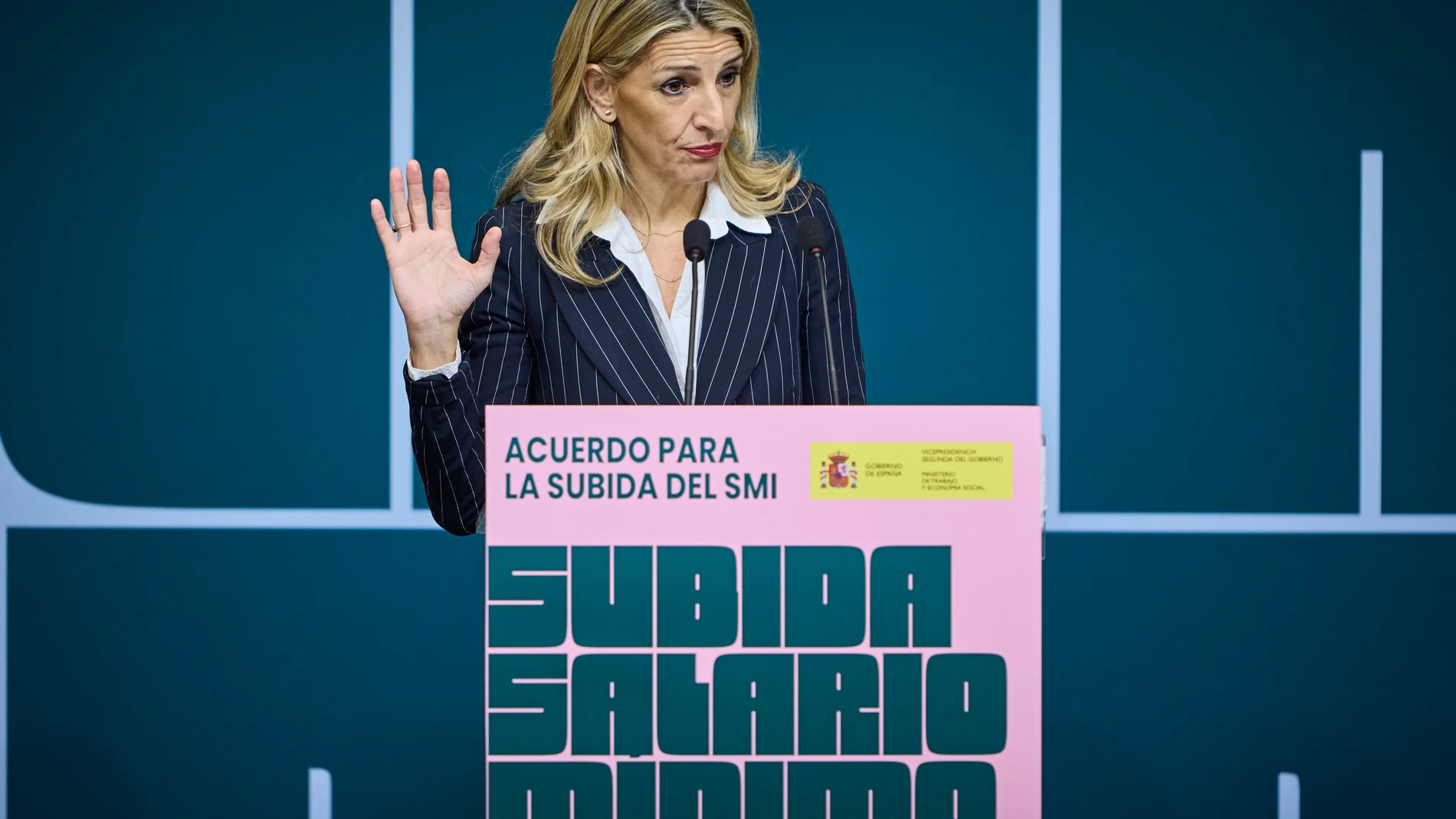 La vicepresidenta segunda del Gobierno, Yolanda Díaz, junto a los secretarios generales de CCOO y UGT, Unai Sordo y Pepe Álvarez, respectivamente, en el acto de la firma del acuerdo para la subida del salario mínimo interprofesional en 50 euros brutos mensuales en 2025, que será aprobada el martes en Consejo de Ministros, este lunes en Madrid. © Alberto R. Roldán / Diario La Razón 10 02 2025