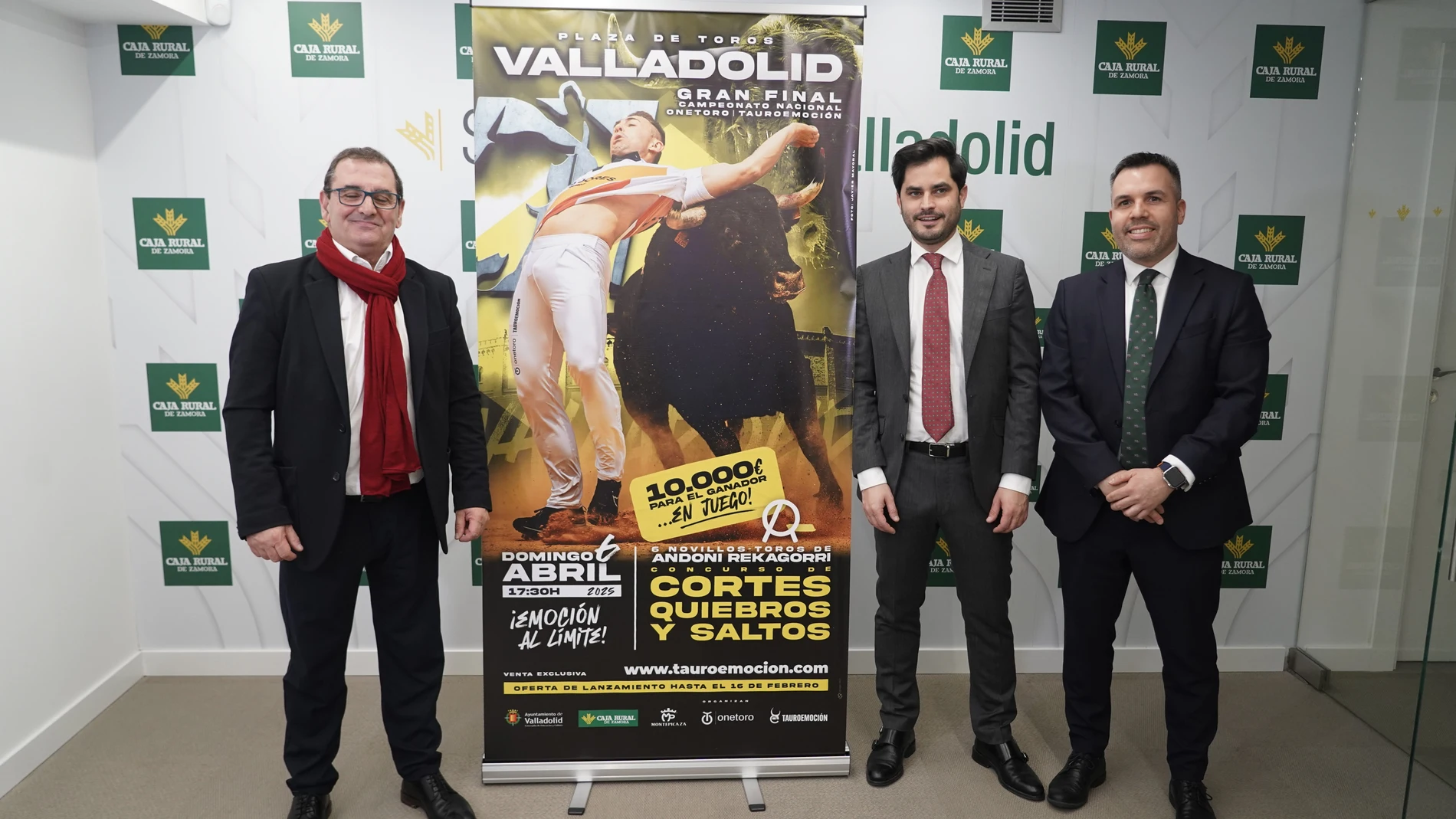 El director de Comunicación y Relaciones Institucionales de Caja Rural de Zamora, Narciso Prieto, y el director de Operaciones de Tauroemoción, Ignacio de la Viuda, presentan el acuerdo anual entre la entidad financiera y la empresa gestora de la plaza de toros de Valladolid.