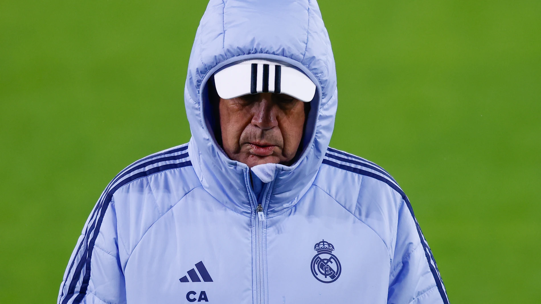 Carlo Ancelotti, head coach of Real Madrid, looks on during the UEFA Champions League 2024/25 League Knockout Play-off First Leg Training And Press Conference at Manchester City Stadium on February 10, 2025 in Manchester, England. AFP7 10/02/2025 ONLY FOR USE IN SPAIN