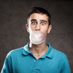 El chicle es una de las golosinas más consumidas del mundo y tiene importantes beneficios para la salud, pero su consumo a veces también puede dar problemas
