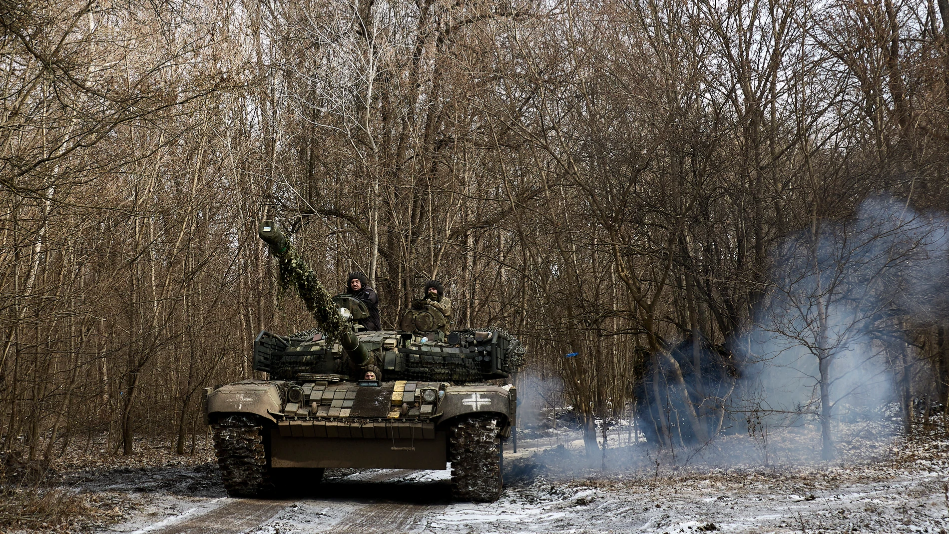 KHARKIV (Ukraine), 10/02/2025.- Servicemen of the 3rd Separate Tank Brigade of the Ground Forces of Ukraine operate a tank near the frontline at an undisclosed location in the Kharkiv region, eastern Ukraine, 10 February 2025, amid the ongoing Russian invasion. Russian troops entered Ukrainian territory on 24 February 2022, starting a conflict that has provoked destruction and a humanitarian crisis. (Rusia, Ucrania) EFE/EPA/SERGEY KOZLOV 76277