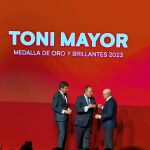 El presidente de la Cámara de Comercio, Carlos Baño, y el presidente de la Generalitat Valenciana, Carlos Mazón, entregan la medalla de oro y brillantes al expresidente de Hosbec, Toni Mayor, en la Noche de la Solidaridad alicantina