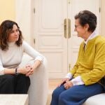 La presidenta de la Comunidad de Madrid, Isabel Díaz Ayuso, ha recibido este lunes en la Real Casa de Correos a Teresa Mateos (82 años), víctima de la inquiocupación en su vivienda en el municipio de Fuenlabrada.