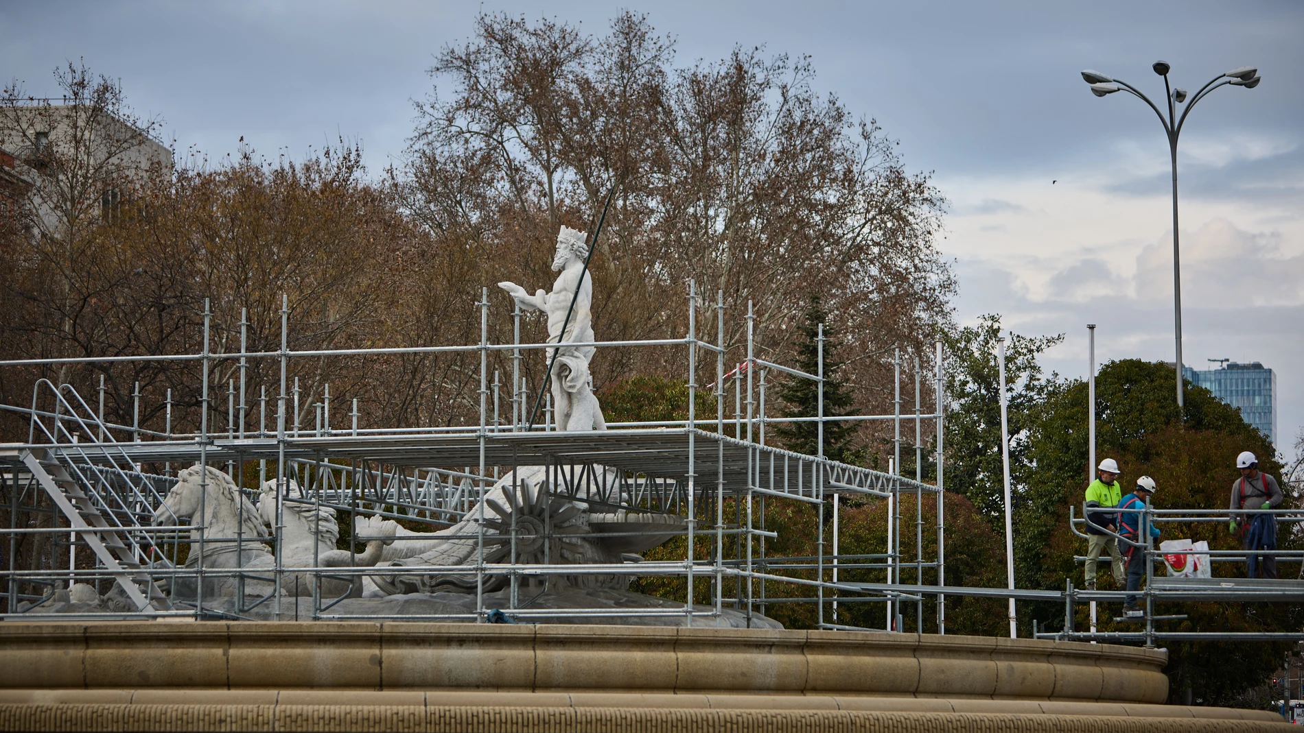 El Ayuntamiento de Madrid ha concluido los trabajos de conservación y restauración de la Fuente de Neptuno y procederá entre este lunes y mañana martes a desmontar los andamios para que se puede observar otra vez la fuente. © Alberto R. Roldán / Diario La Razón. 10 02 2025