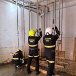 Valencia.- Sucesos.- Bomberos actúan en un edificio de Albal al detectar que el forjado de la primera planta podía ceder