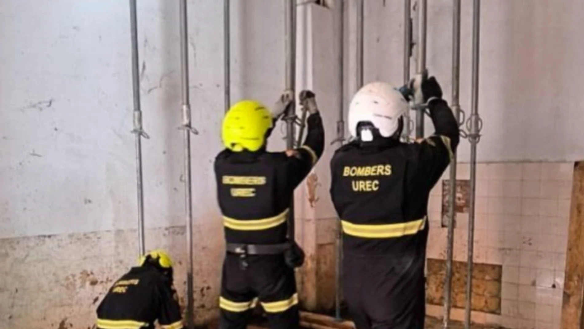 Bomberos actúan en un edificio de Albal al detectar que el forjado de la primera planta podía ceder REMITIDA / HANDOUT por CONSORCIO PROVINCIAL DE BOMBEROS DE VALENCIA Fotografía remitida a medios de comunicación exclusivamente para ilustrar la noticia a la que hace referencia la imagen, y citando la procedencia de la imagen en la firma 10/02/2025