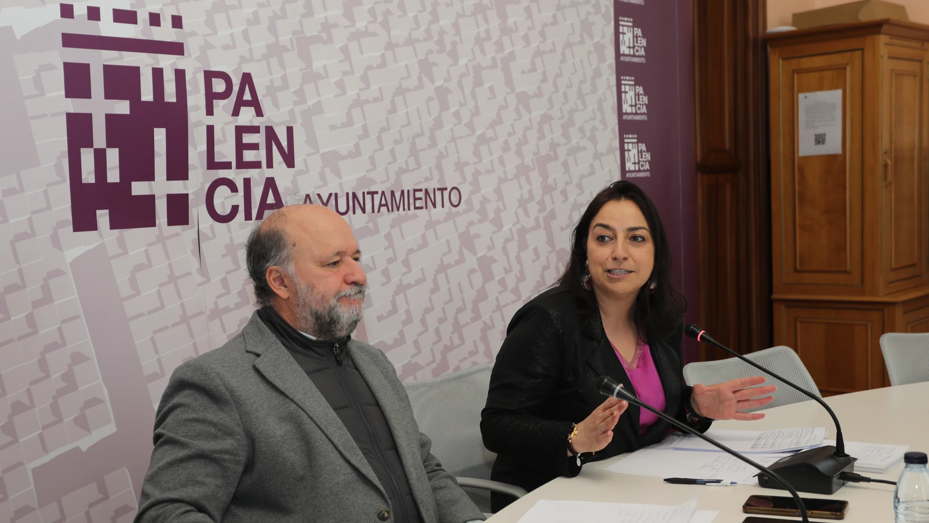 La alcaldesa de Palencia, Miriam Andrés, y el concejal de Hacienda, Carlos Hernández, presentan el borrador del presupuesto del Ayuntamiento de Palencia para 2025