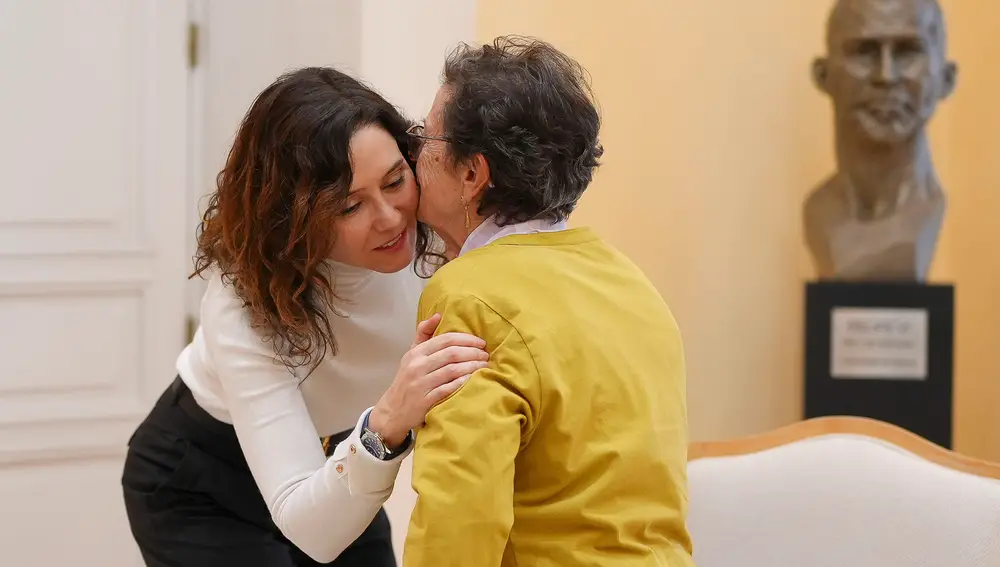 Isabel Díaz Ayuso necibe a Teresa Mateos, víctima de la inquiocupación en su vivienda en el municipio de Fuenlabrada.