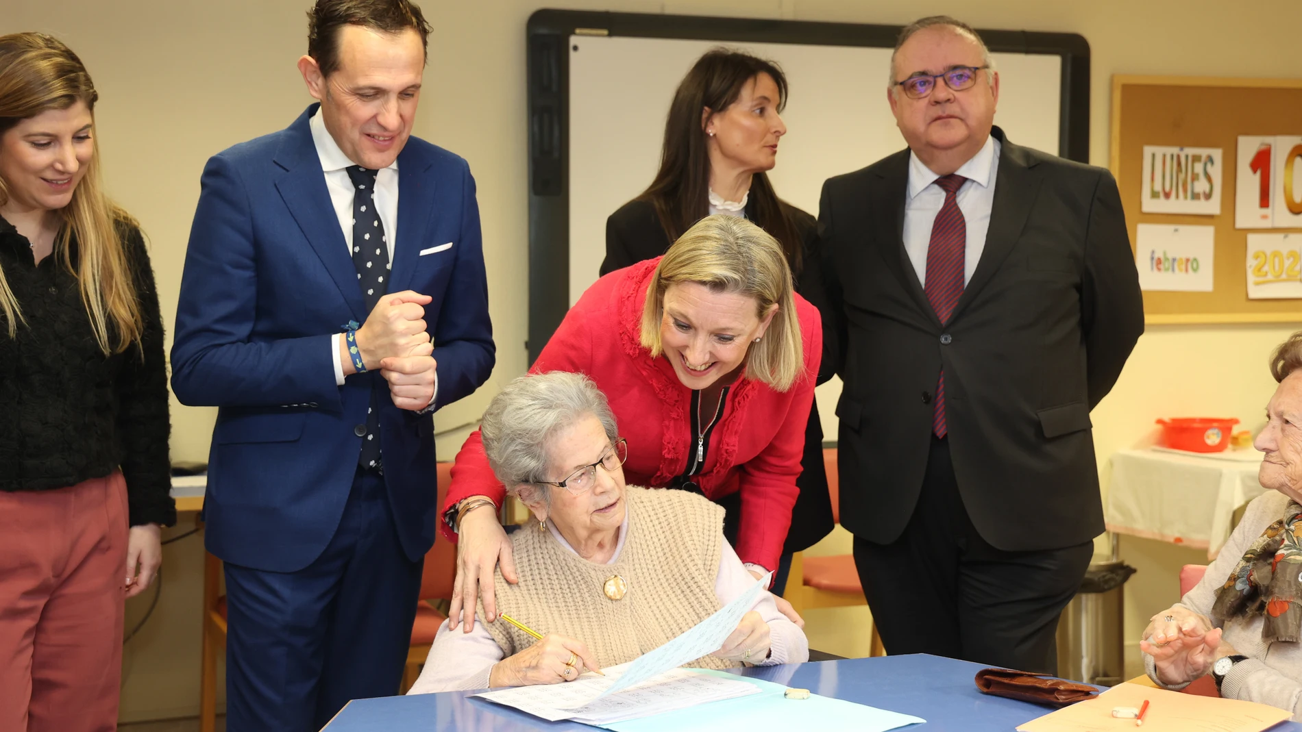 La vicepresidenta de la Junta de Castilla y León y consejera de Familia e Igualdad de Oportunidades, Isabel Blanco, y el consejero de Sanidad, Alejandro Vázquez, visitan la Unidad de Convalecencia Sociosanitaria de la residencia de personas mayores Cardenal Marcelo