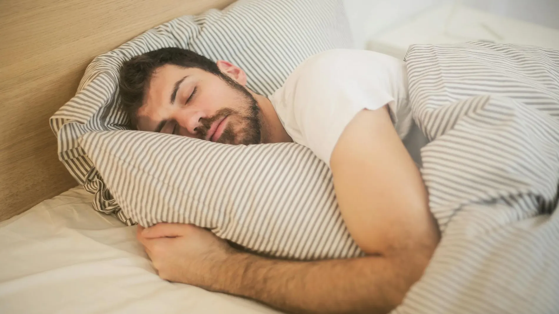 Hombre durmiendo con edredón