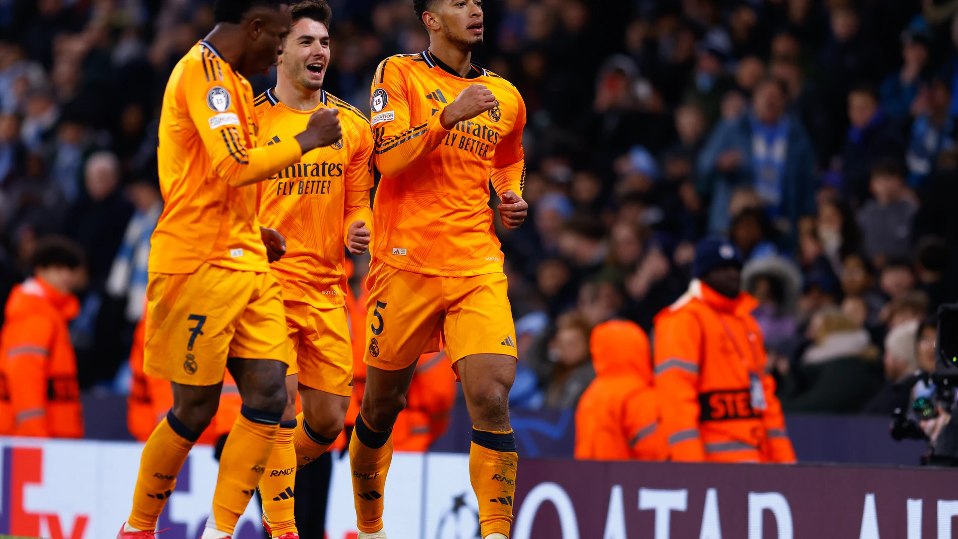 Los jugadores del Madrid celebran la victoria en el Etihad