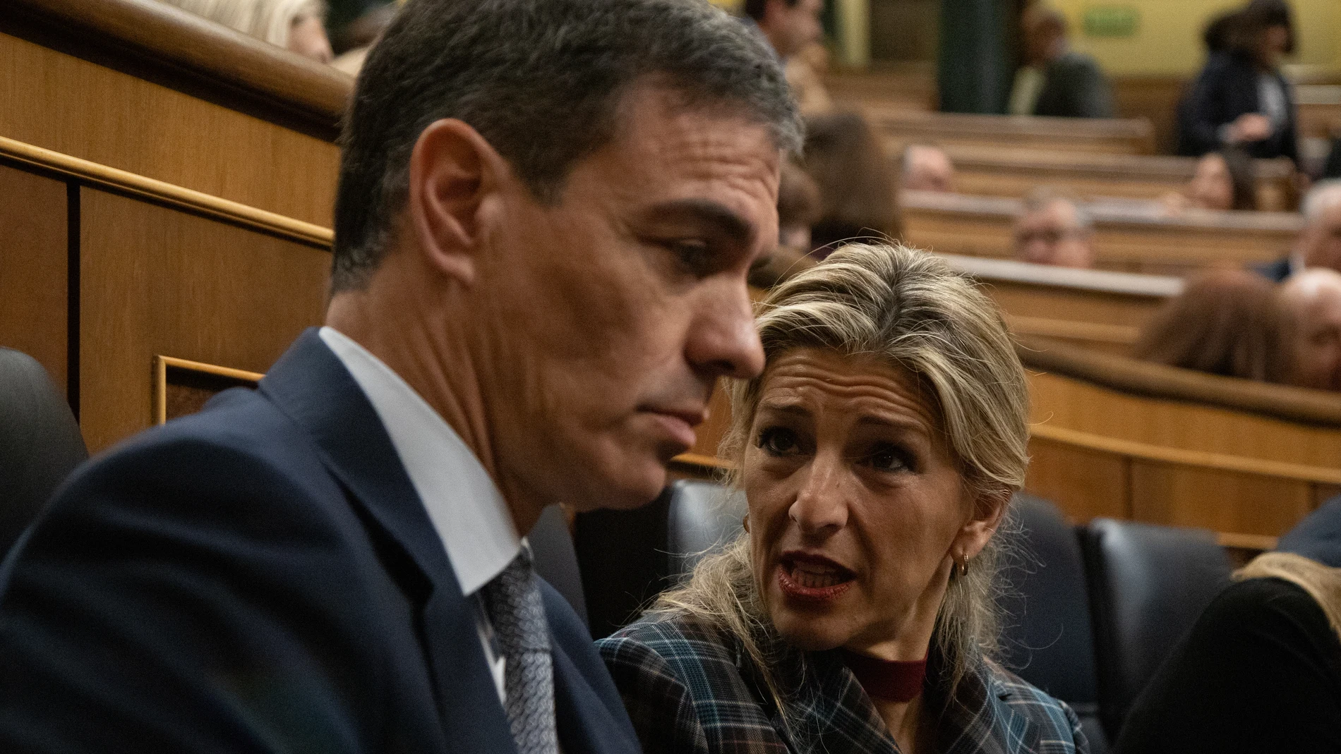 El presidente del Gobierno, Pedro Sánchez y la vicepresidenta segunda y ministra de Trabajo, Yolanda Díaz, durante una sesión de control, Congreso de los Diputados, a 12 de febrero de 2025, en Madrid (España). Durante la sesión de control, la primera de 2025, el Ejecutivo se enfrenta a las preguntas e interpelaciones de la oposición que se han centrado en la imputación del Fiscal General, la administración Trump y la subida de los impuestos. Tras la sesión de control se votará la convalidació...