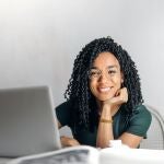Chica de la Generación Millennial trabajando