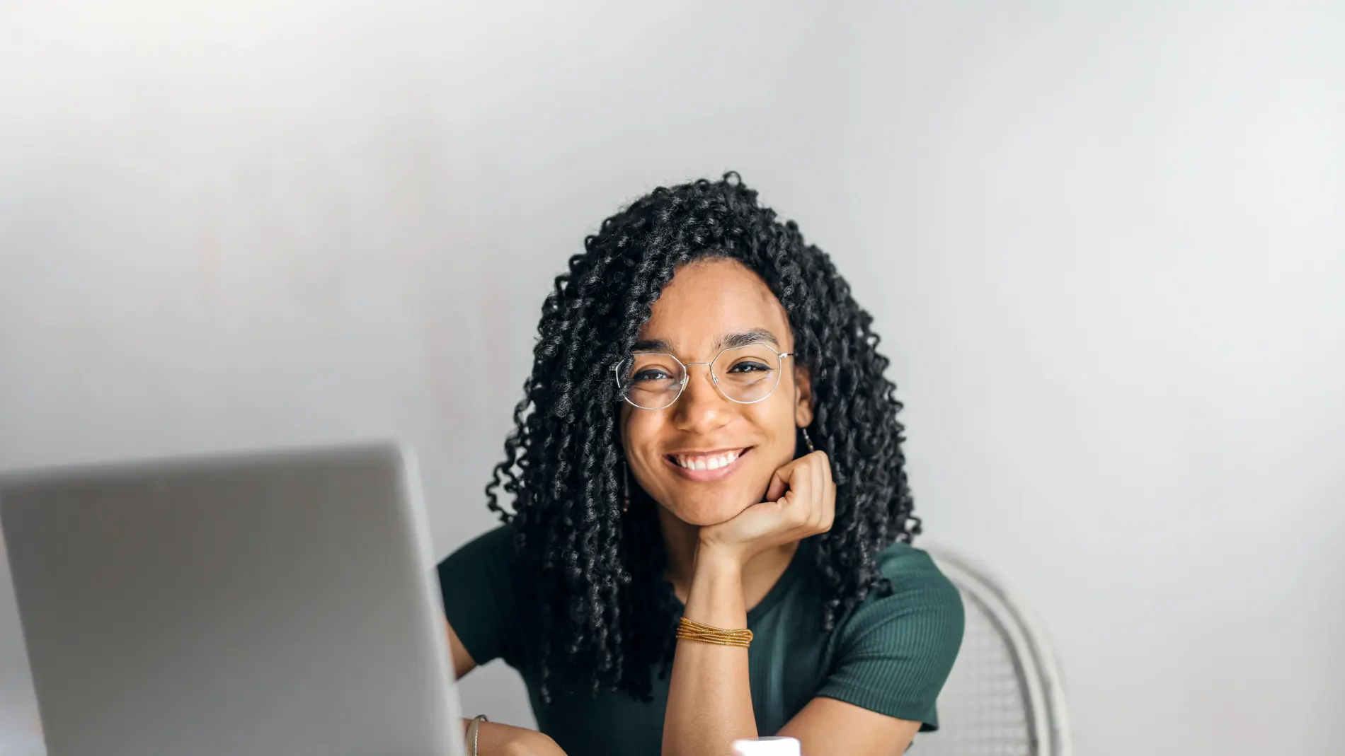 Chica de la Generación Millennial trabajando