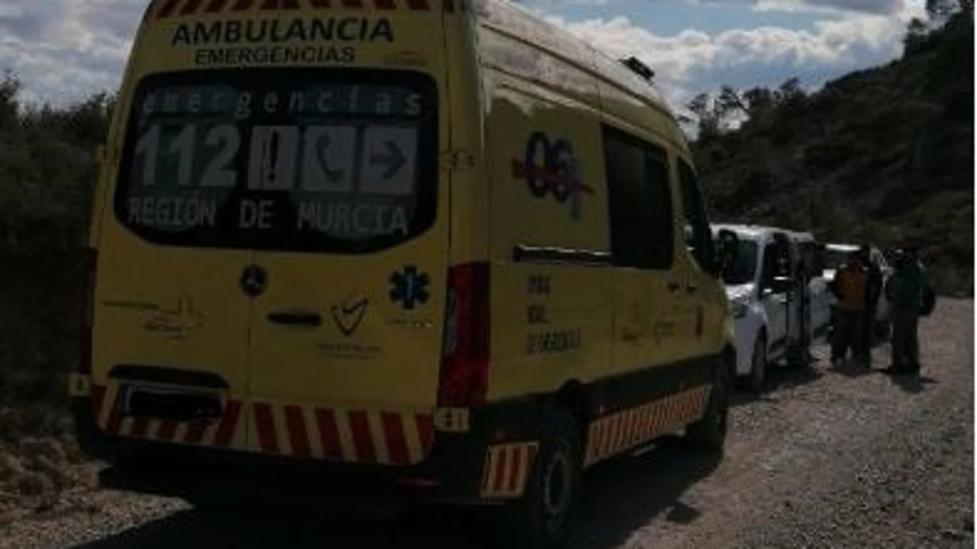 Ambulancia desplazada para atender a un hombre de 29 años que ha resultado herido de gravedad al cortarse en un pie con una motosierra mientras cortaba pinos en la Sierra de Ricote, entre el Collado del Moro y el Puerto del CaballoREMITIDA / HANDOUT por AGENTE MEDIOAMBIENTALFotografía remitida a medios de comunicación exclusivamente para ilustrar la noticia a la que hace referencia la imagen, y citando la procedencia de la imagen en la firma12/02/2025