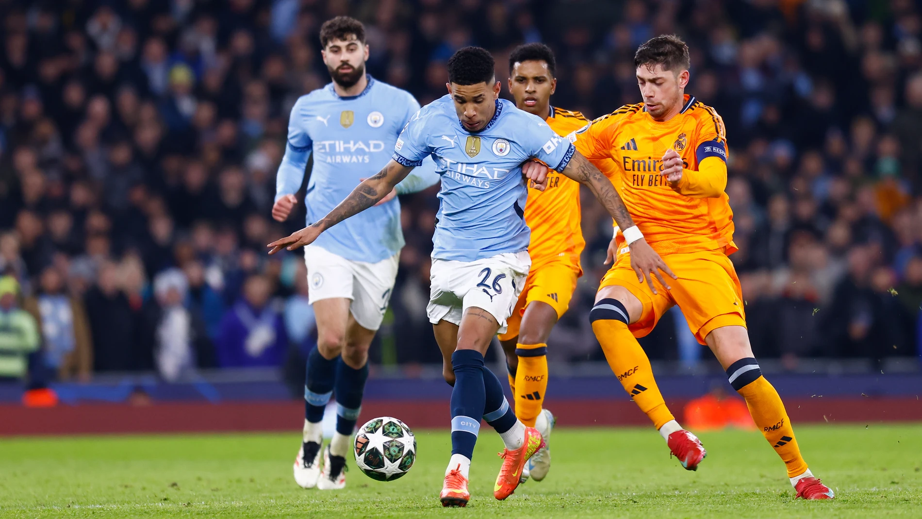 Savinho of Manchester City and Federico Valverde of Real Madrid in action during the UEFA Champions League 2024/25 League Knockout Play-off First Leg match between Manchester City and Real Madrid at Manchester City Stadium on February 11, 2025, in Manchester, England.AFP7 11/02/2025 ONLY FOR USE IN SPAIN