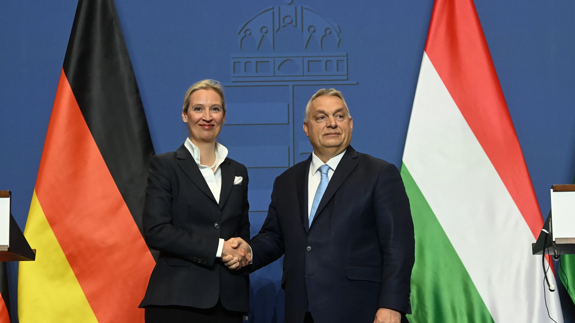 FOTODELDÍA BUDAPEST (Hungría), 12/02/2025. - La copresidenta y candidata a canciller del partido Alternative for Germany (AfD), Alice Weidely el primer ministro húngaro y líder del partido gobernante Fidesz, Viktor Orban, se dan la mano en una conferencia de prensa tras su reunión en la sede del gobierno en Budapest, Hungría, este miércoles. EFE/ Szilard Koszticsak PROHIBIDO SU USO EN HUNGRÍA