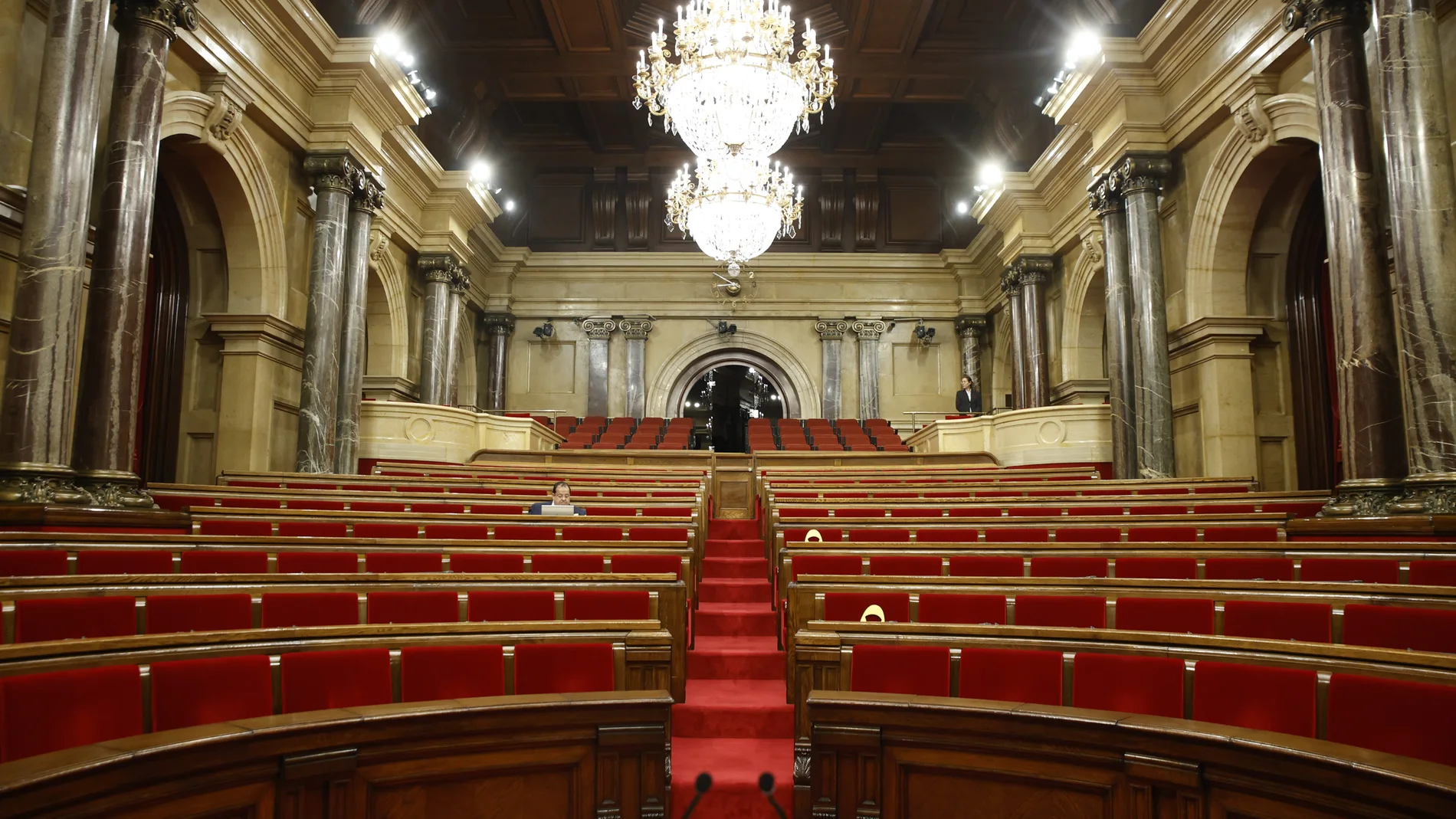 (Foto de ARCHIVO) Hemiciclo del parlament de Cataluña vacío antes de una sesión de control al presidente de la Generalitat de Cataluña, en el Parlament de Cataluña, a 13 de noviembre de 2024, en Barcelona, Cataluña (España). En el pleno de hoy se abordan el temporal que golpea el territorio sur de Cataluña y la aprobación de los presupuestos de 2025. 13 NOVIEMBRE 2024 Kike Rincón / Europa Press 13/11/2024