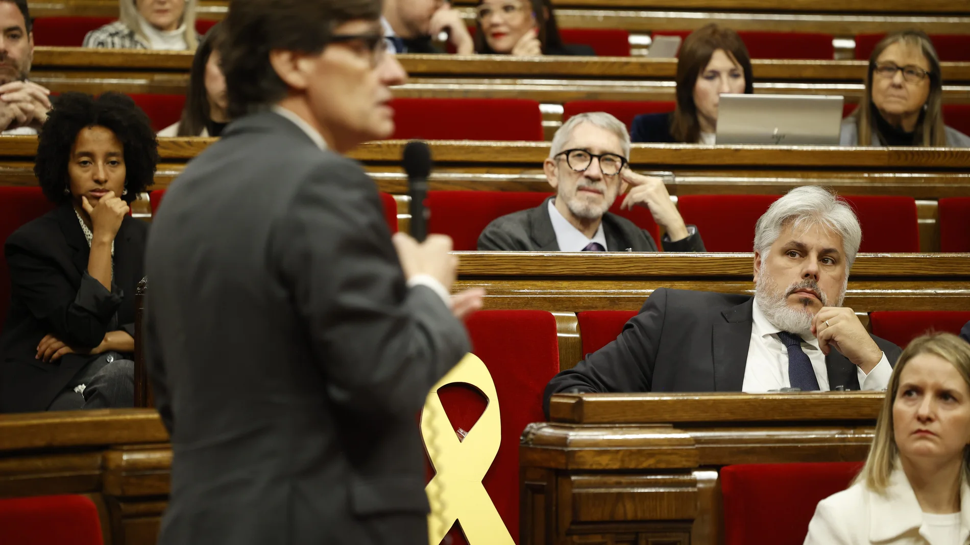 (Foto de ARCHIVO) El presidente del grupo parlamentario de Junts en el parlament de Catalunya, Albert Batet (segunda fila), durante una sesión de control al presidente de la Generalitat de Cataluña, en el Parlament de Cataluña, a 13 de noviembre de 2024, en Barcelona, Cataluña (España). En el pleno de hoy se abordan el temporal que golpea el territorio sur de Cataluña y la aprobación de los presupuestos de 2025. 13 NOVIEMBRE 2024 Kike Rincón / Europa Press 13/11/2024
