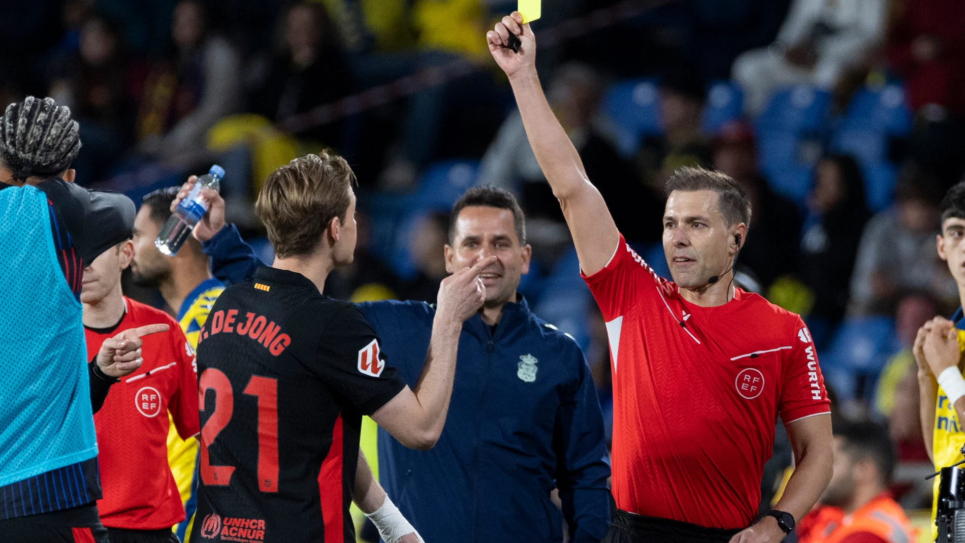 Las Palmas de Gran Canaria, 22/02/2025.- El colegiado muestra tarjeta amarilla al centrocampista neerlandés del FC Barcelona, Frenkie de Jong, durante el encuentro correspondiente a la jornada 25 de Laliga EA Sports que han disputado hoy sábado frente a la UD Las Palmas en el estadio de Gran Canaria. EFE / Quique Curbelo.