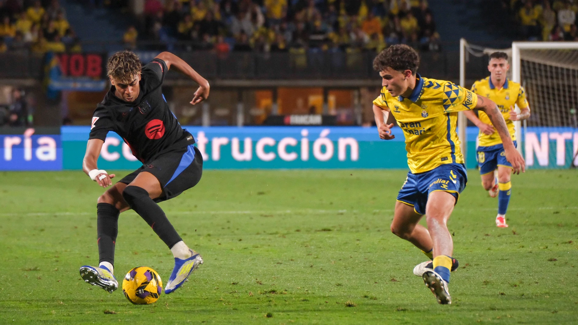 Las Palmas de Gran Canaria, 22/02/2025.- El centrocampista de la UD Las Palmas Stefan Bajcetic (d) ante el delantero del FC Barcelona Lamine Yamal durante el encuentro correspondiente a la jornada 25 de Laliga EA Sports que disputan hoy sábado en el estadio de Gran Canaria. EFE / Quique Curbelo.