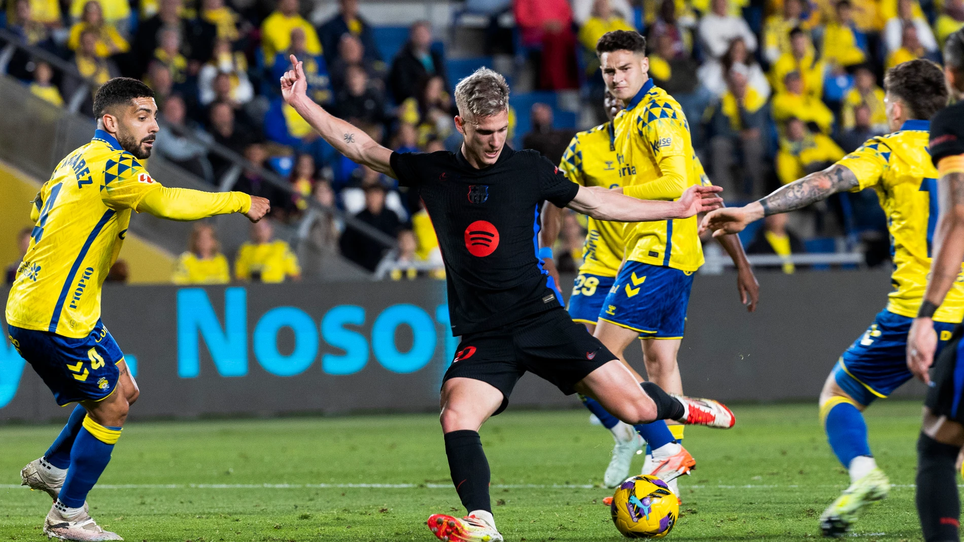 Las Palmas de Gran Canaria, 22/02/2025.- El centrocampista del FC Barcelona Dani Olmo (c) realiza un disparo durante el encuentro correspondiente a la jornada 25 de Laliga EA Sports que disputan hoy sábado en el estadio de Gran Canaria. EFE / Quique Curbelo