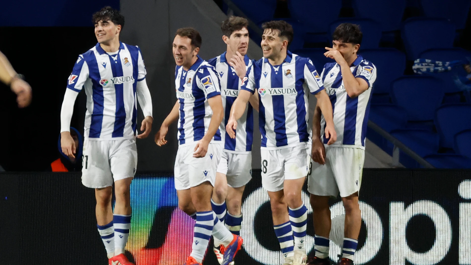 SAN SEBASTIÁN, 23/02/2025.- Los jugadores de la Real Sociedad celebran el tercer gol del equipo donostiarra durante el encuentro correspondiente a la jornada 25 de Laliga EA Sports que disputan hoy domingo Real Sociedad y Leganés en el estadio de Anoeta, en San Sebastián. EFE / Javier Etxezarreta.