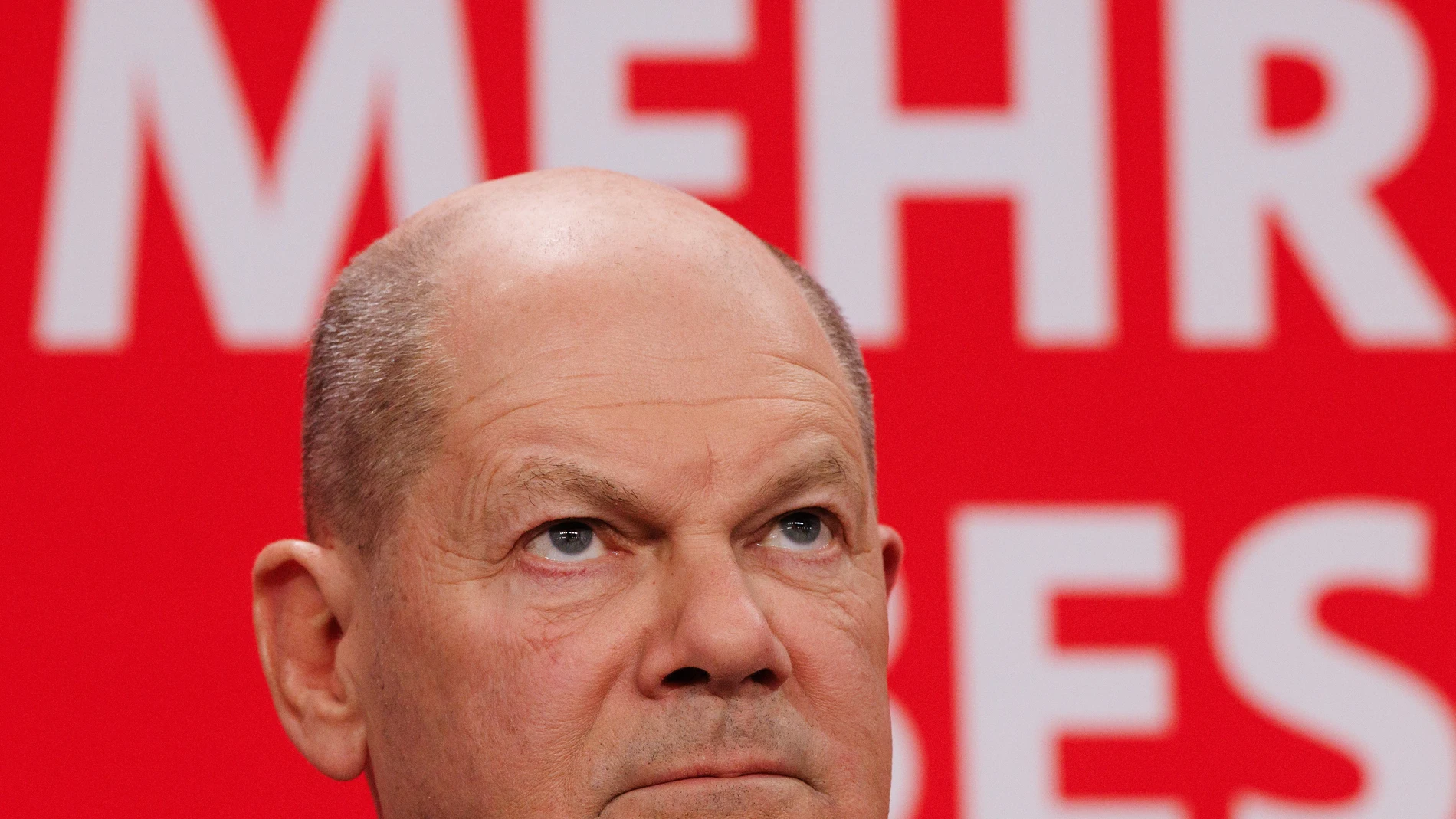 Berlin (Germany), 23/02/2025.- German Chancellor Olaf Scholz looks on during the Social Democratic Party (SPD) election event in Berlin, Germany, 23 February 2025. (Elecciones, Alemania) EFE/EPA/CLEMENS BILAN